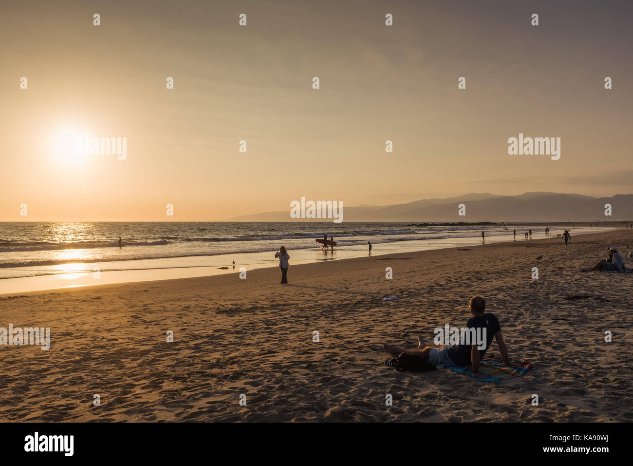 Les gens sur la plage de Venice en regardant le coucher du soleil, à Los Angeles, donnant sur l'Océan Pacifique Banque D'Images