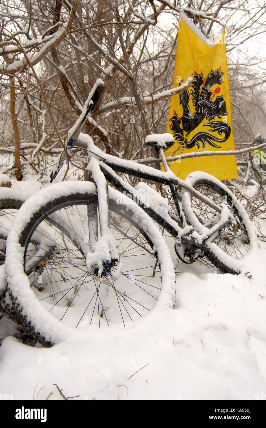 Philadelphia, PA, USA - 8 décembre, 2013 ; de fortes chutes de neige inattendues ne me dérange pas fans, amateurs de vélo et de cyclo-racers recueillies pour l'off Banque D'Images
