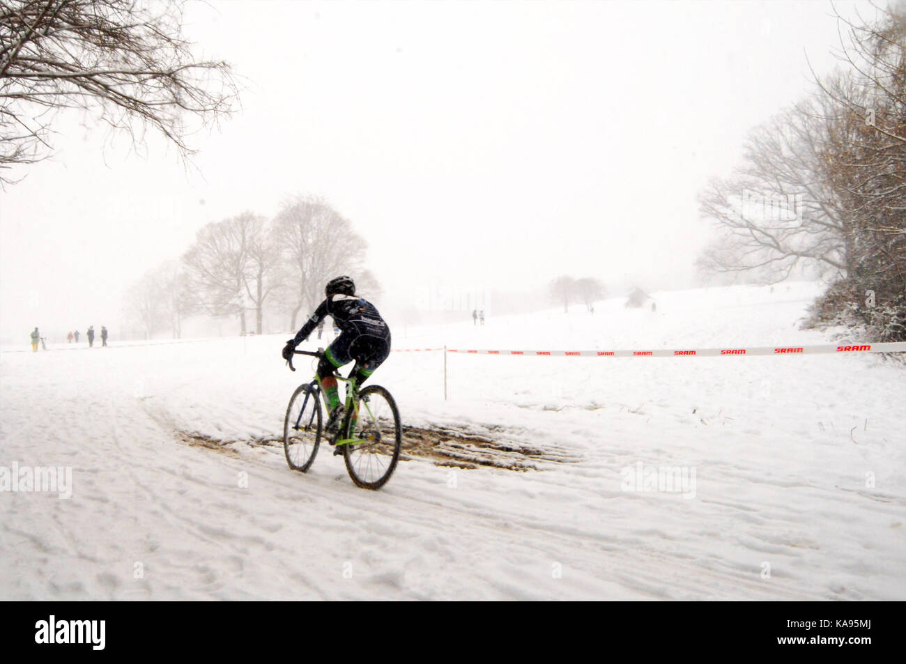 Philadelphia, PA, USA - 8 décembre, 2013 ; de fortes chutes de neige inattendues ne me dérange pas fans, amateurs de vélo et de cyclo-racers recueillies pour l'off Banque D'Images