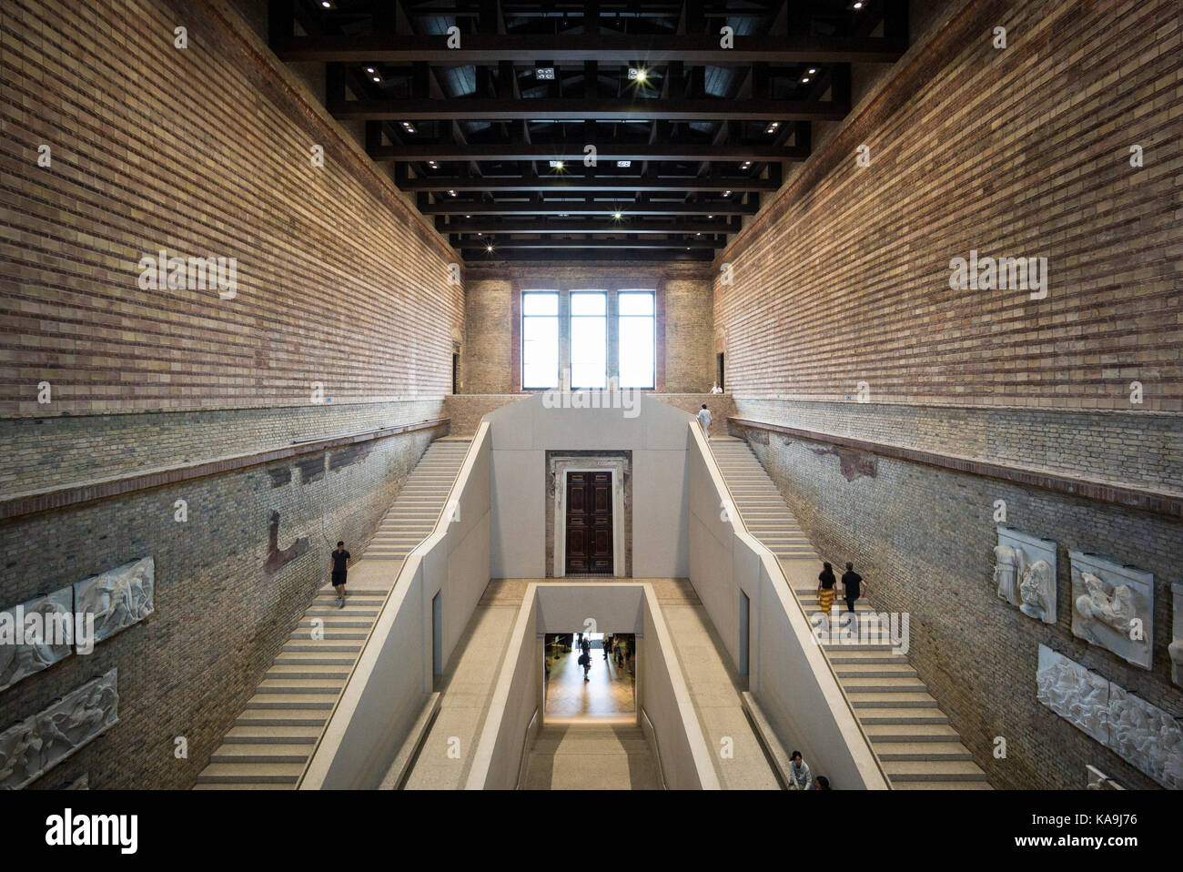 Berlin. L'Allemagne. Le Neues Museum (nouveau musée), l'île aux musées, hall d'escalier principal par David Chipperfield Architects en collaboration avec Julian Harra Banque D'Images