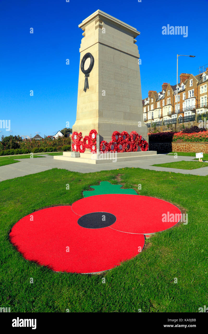 War Memorial, mémoriaux, le Jour du Souvenir, du coquelicot, pavot, couronne de fleurs, les couronnes, les jardins de l'Esplanade, Hunstanton, Norfolk, Angleterre, anglais, UK Banque D'Images