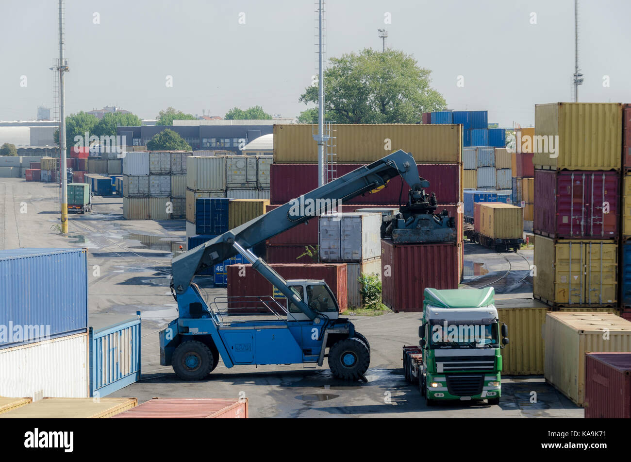 Une machine le déchargement des cargaisons de conteneurs d'un camion dans un dépôt ferroviaire Banque D'Images
