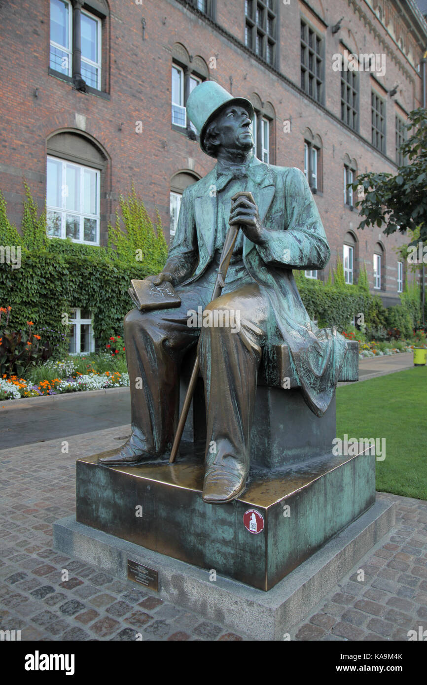 Statue de Hans Christian Andersen à l'extérieur de l'hôtel de ville copenhagen danemark Banque D'Images