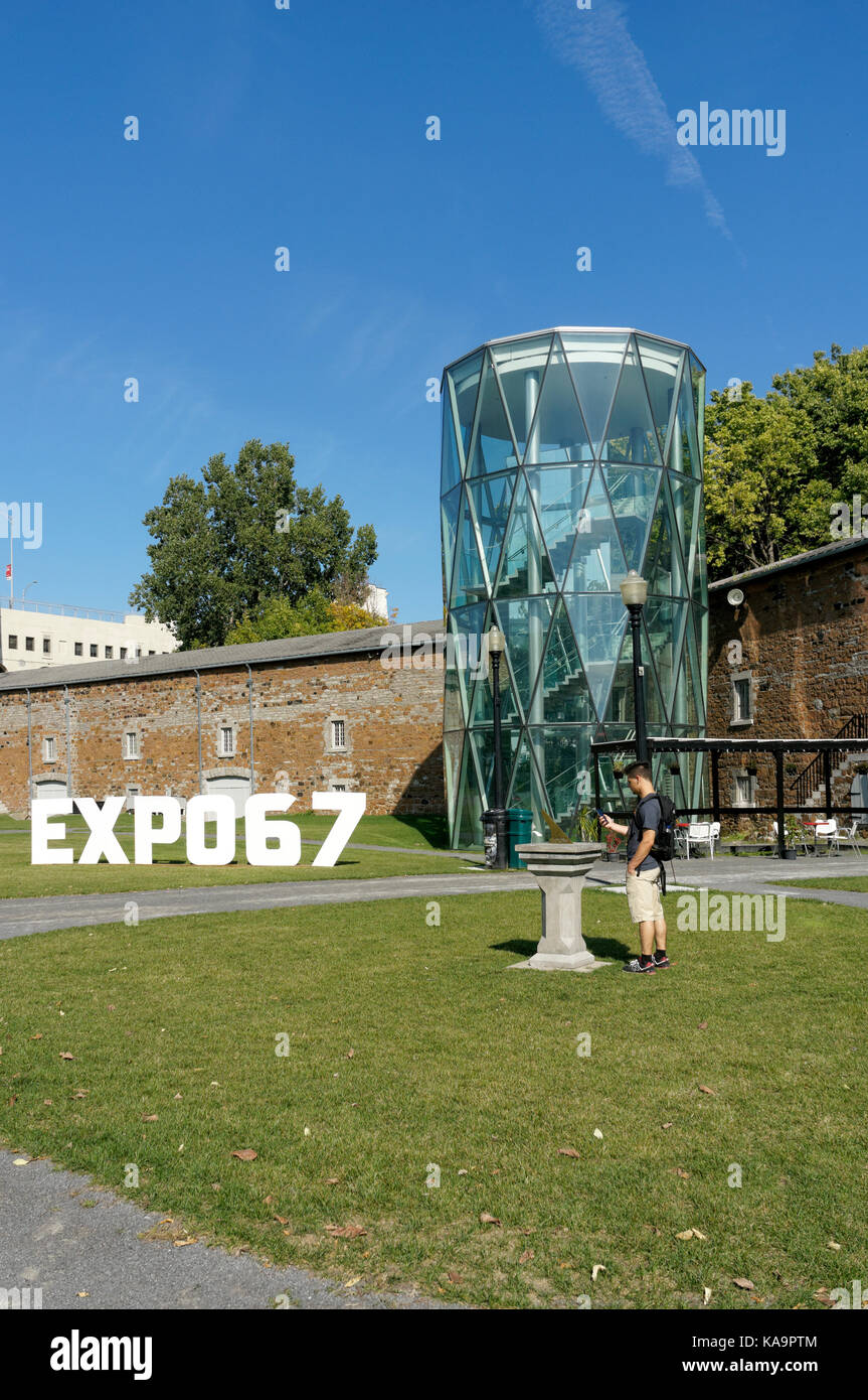 Jeune homme de prendre une photo avec son téléphone cellulaire en face du Musée Stewart ou Musée Stewart au Parc Jean-Drapeau parc sur l'île de Sainte Hélène, M Banque D'Images