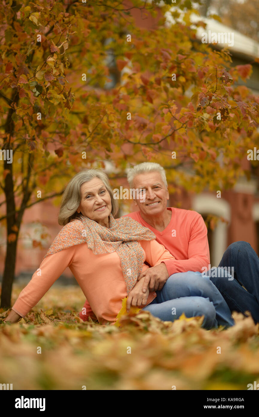 Vieux couple sitting on grass Banque D'Images