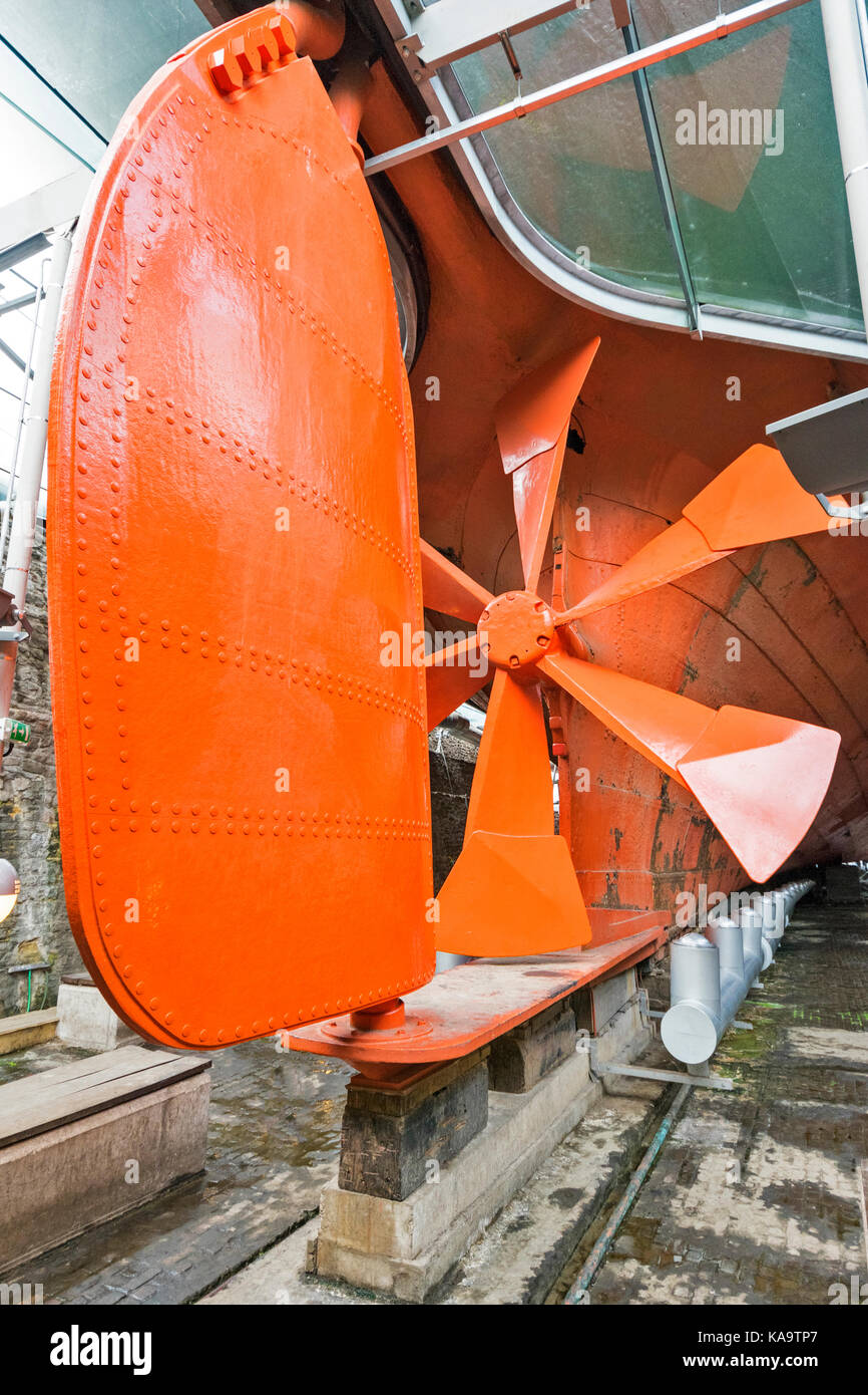Le CENTRE-VILLE DE BRISTOL EN ANGLETERRE ET LE PORT SUR LA RIVIÈRE AVON À L'ARSENAL DE L'OUEST QUAI DE CONDENSATS CHAUDS BRUNELS SS GREAT BRITAIN le gouvernail et l'HÉLICE ROUGE Banque D'Images