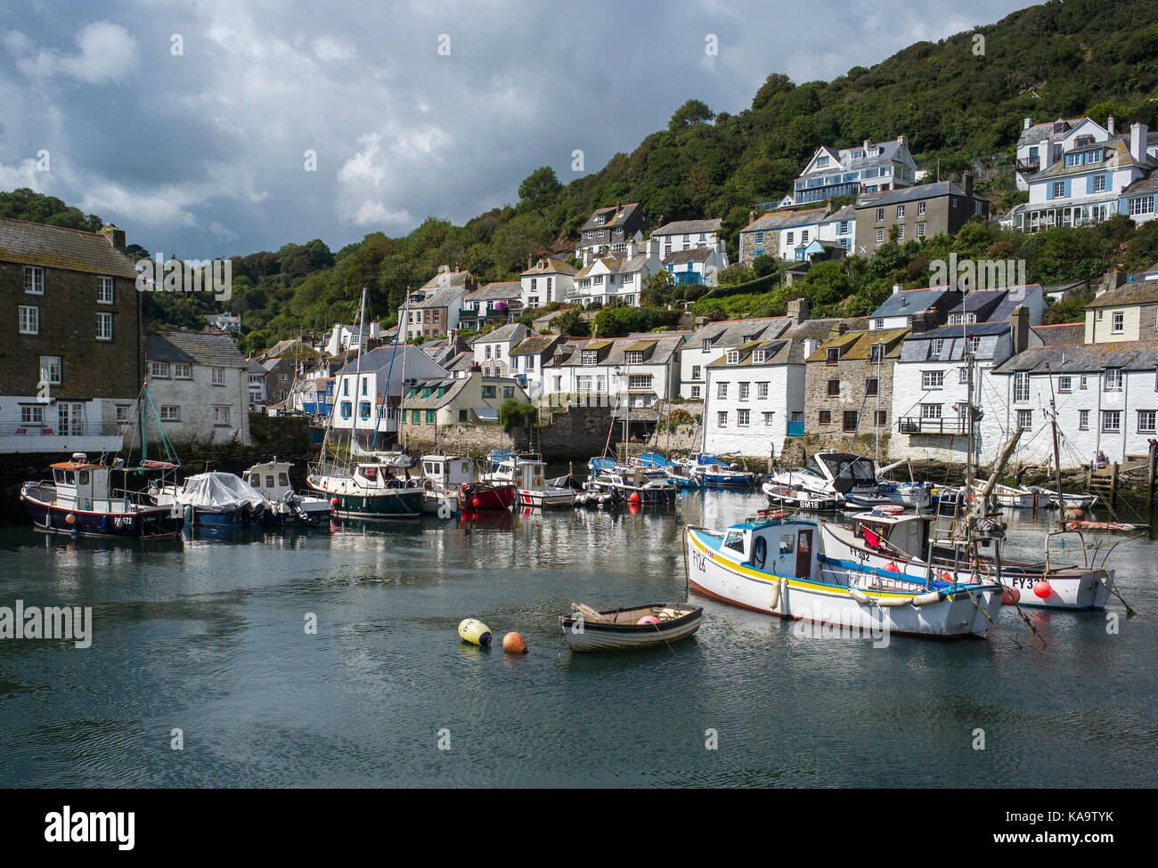 Bateaux amarrés au port de polperro côte sud des Cornouailles uk Banque D'Images