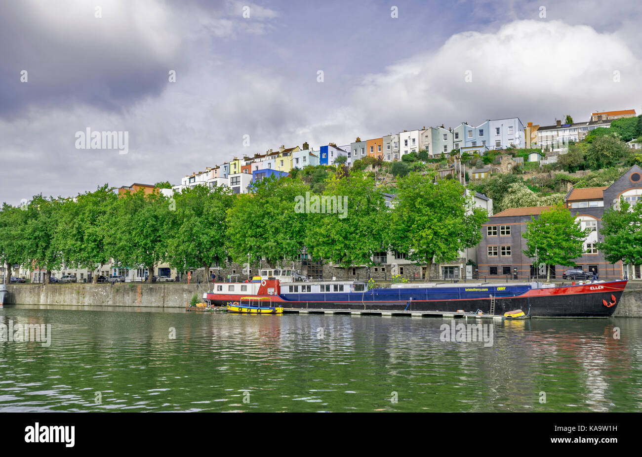 BRISTOL ANGLETERRE DU CENTRE VILLE ET DU PORT SUR LA RIVIÈRE AVON À L'ARSENAL DE L'OUEST QUAI DE CONDENSATS CHAUDS À L'ENSEMBLE DE LA LIGNE DE MAISONS colorées Banque D'Images