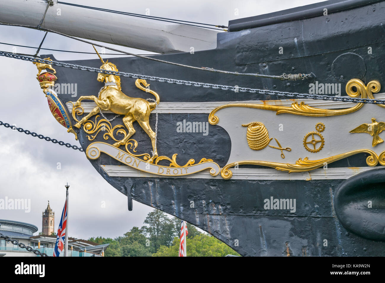 Le CENTRE-VILLE DE BRISTOL EN ANGLETERRE ET LE PORT SUR LA RIVIÈRE AVON À L'ARSENAL DE L'OUEST QUAI DE CONDENSATS CHAUDS PROUE DE SS GREAT BRITAIN ET Armoiries royales Banque D'Images