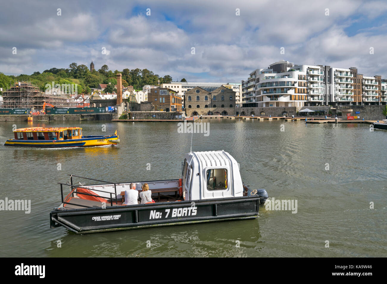 BRISTOL ANGLETERRE DU CENTRE VILLE ET DU PORT SUR LA RIVIÈRE AVON À QUAI DE CONDENSATS CHAUDS FERRY BOATS PRÈS DU CHANTIER NAVAL DE L'OUEST ET SS GREAT BRITAIN SHIP Banque D'Images