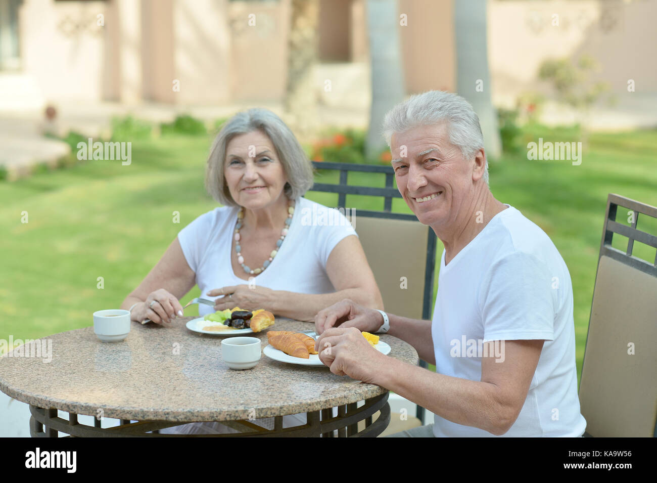 Senior couple having breakfast Banque D'Images