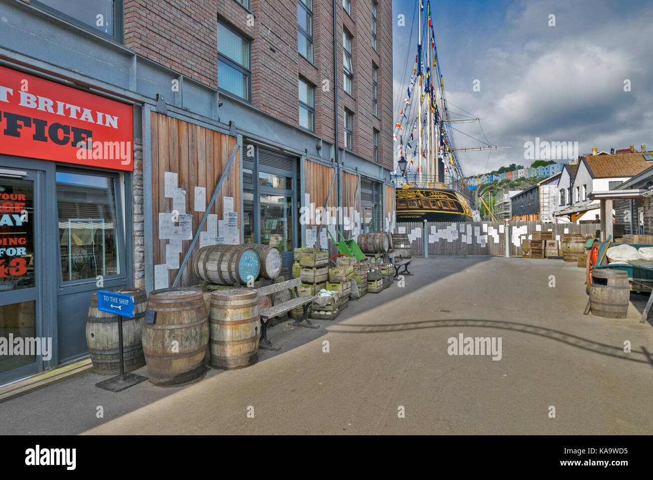 Le CENTRE-VILLE DE BRISTOL EN ANGLETERRE ET LE PORT SUR LA RIVIÈRE AVON À L'ENTRÉE DU BUREAU DE CONDENSATS CHAUDS POUR LE SS GREAT BRITAIN STEAMSHIP Banque D'Images