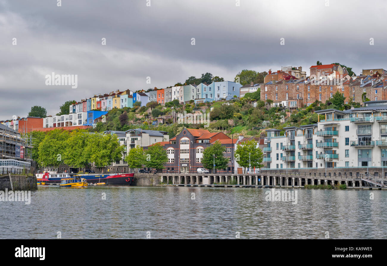 BRISTOL ANGLETERRE DU CENTRE VILLE ET DU PORT SUR LA RIVIÈRE AVON À CONDENSATS CHAUDS SUR L'horizon d'une rangée de maisons colorées Banque D'Images