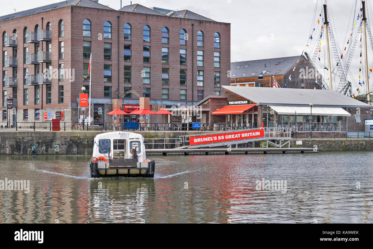 Le CENTRE-VILLE DE BRISTOL EN ANGLETERRE ET LE PORT SUR LA RIVIÈRE AVON À CONDENSATS CHAUDS PETIT BATEAU FERRY CROSSING RIVER ENTRE CONDENSATS CHAUDS ET SS GREAT BRITAIN Banque D'Images