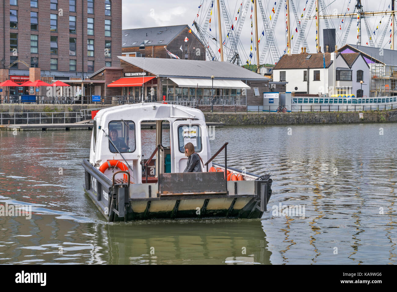 Le CENTRE-VILLE DE BRISTOL EN ANGLETERRE ET LE PORT SUR LA RIVIÈRE AVON À CONDENSATS CHAUDS PETIT BATEAU FERRY CROSSING RIVER ENTRE CONDENSATS CHAUDS ET SS GREAT BRITAIN Banque D'Images