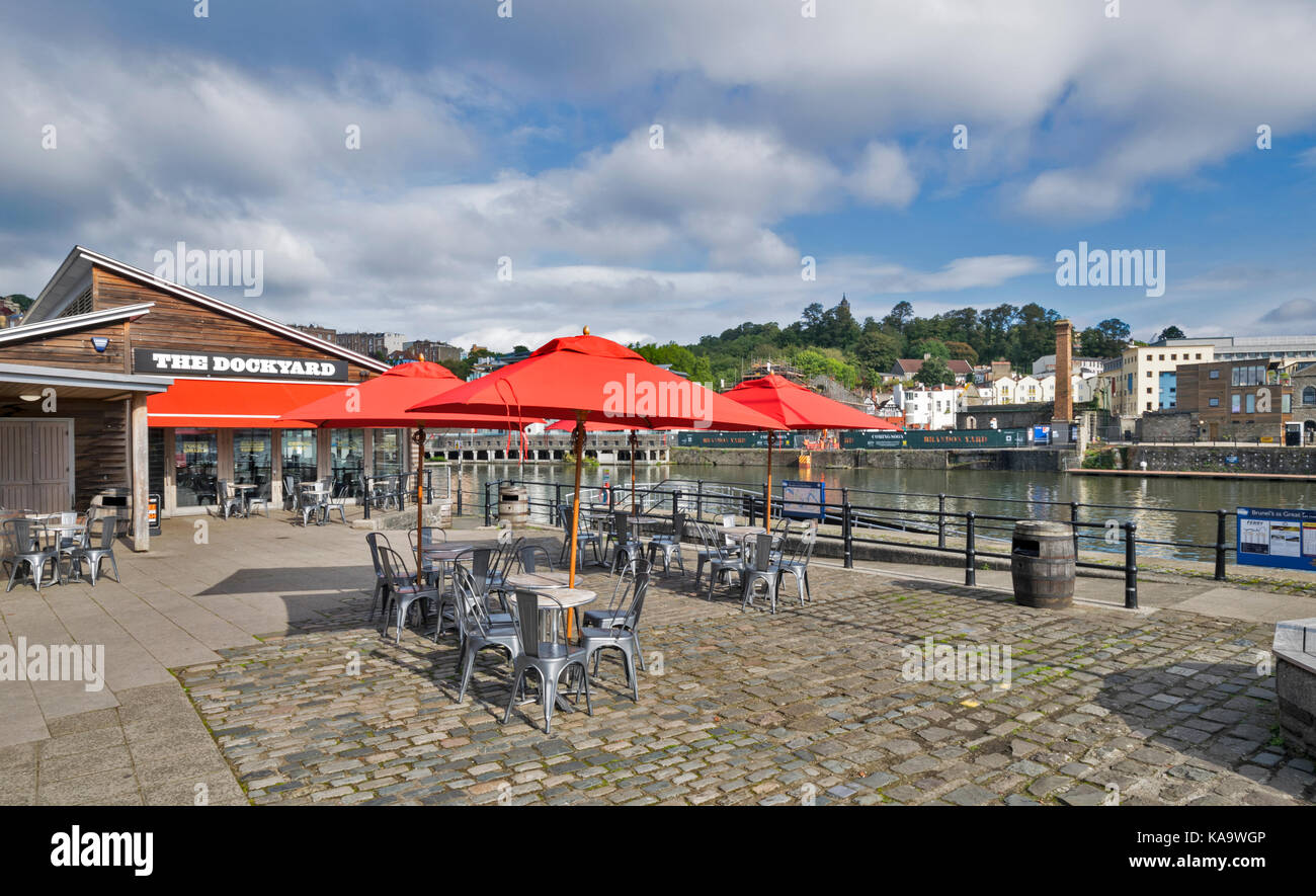 BRISTOL ANGLETERRE DU CENTRE VILLE ET DU PORT SUR LA RIVIÈRE AVON À L'arsenal de condensats chauds RESTAURANT PROCHE DE LA MAIRIE DE BATEAU Banque D'Images