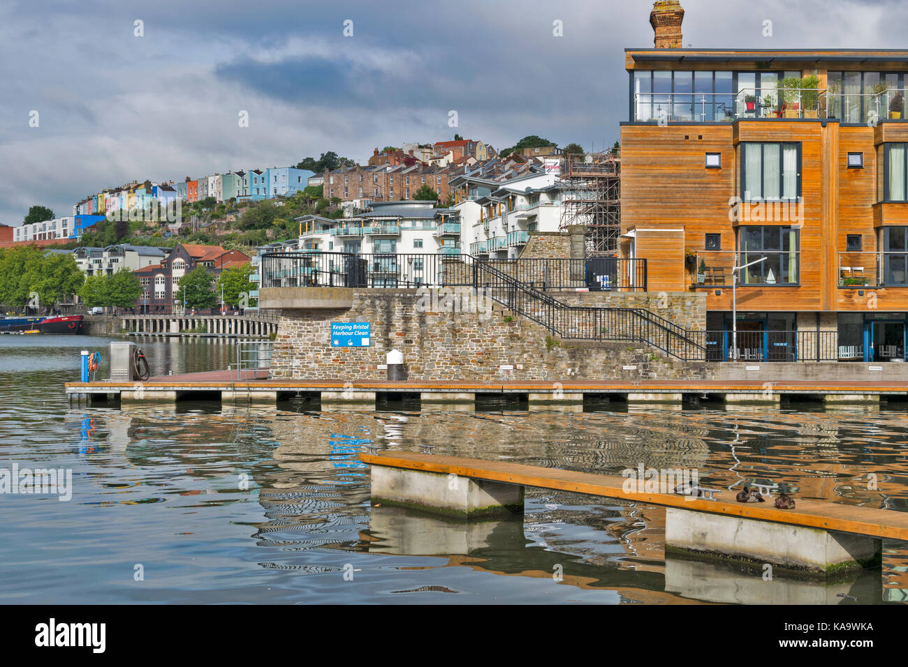 BRISTOL ANGLETERRE DU CENTRE VILLE ET DU PORT SUR LA RIVIÈRE AVON à condensats chauds avec des maisons colorées sur l'horizon et d'une façade BOIS APARTMENTS Banque D'Images