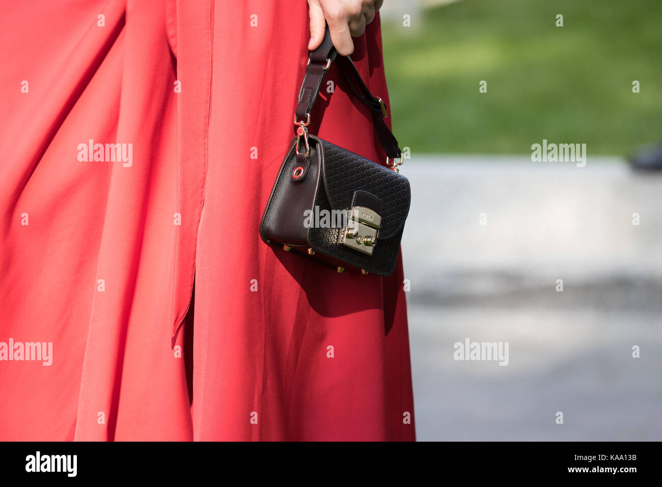 Milan, Italie - 22 septembre 2017 : modèle portant un sac à main furla noir  et d'une longue robe rouge pendant la parade armani, de photographier dans  la rue Photo Stock - Alamy