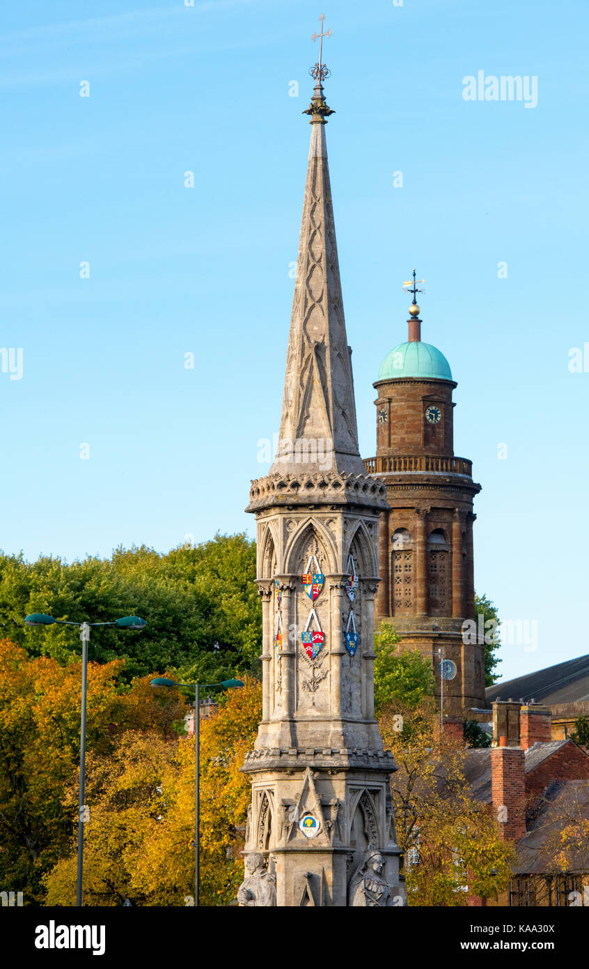 Banbury Cross devant les arbres d'automne en octobre. Banbury, Oxfordshire, Angleterre Banque D'Images