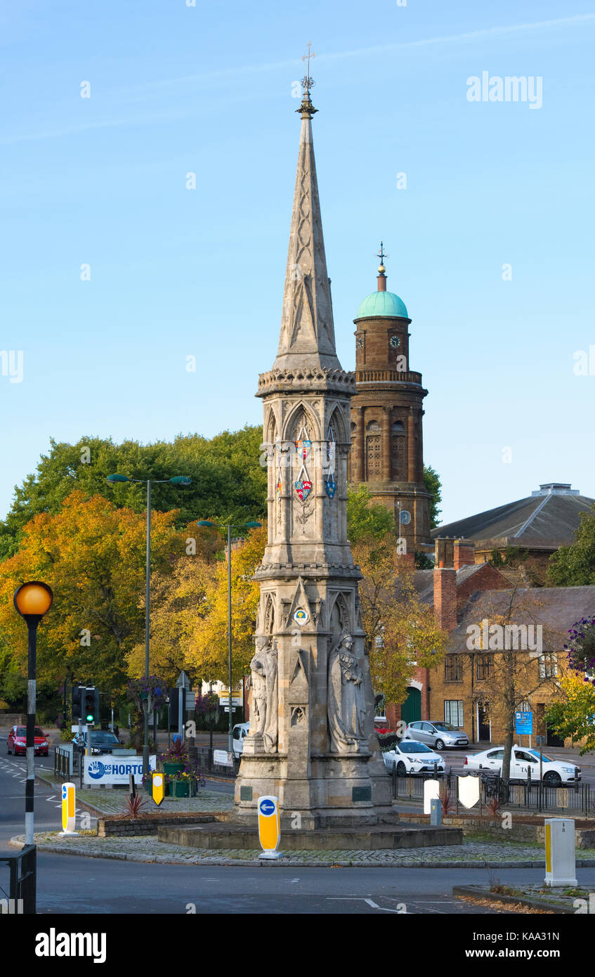 Banbury Cross devant les arbres d'automne en octobre. Banbury, Oxfordshire, Angleterre Banque D'Images