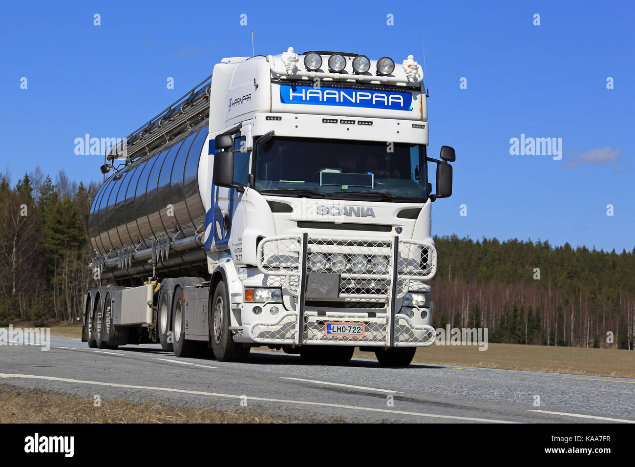 Jokioinen, Finlande - mai 1, 2017 : blanc personnalisé semi scania tank truck de kuljetus h kemppainen avec bull bar et éclairage accessoires pour haanpaa Banque D'Images
