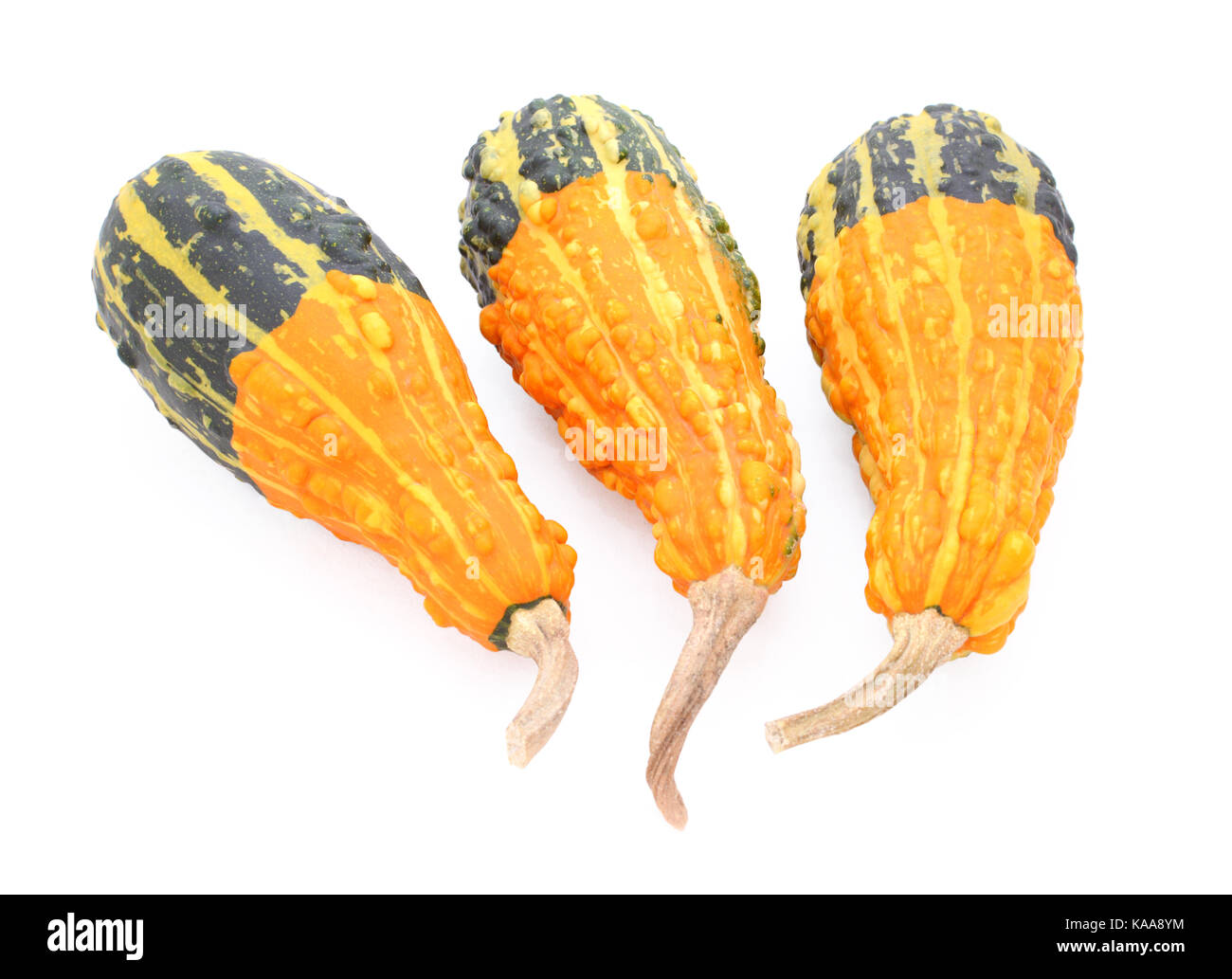 Groupe de trois en forme de poire, orange et vert, les courges d'ornement isolé sur fond blanc Banque D'Images