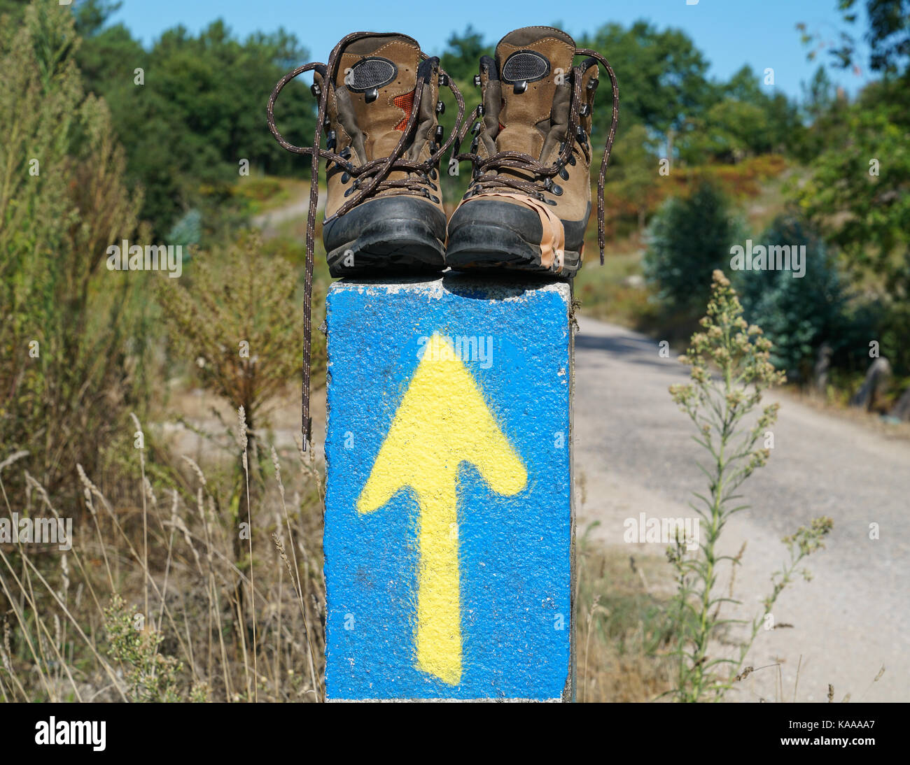 Chaussures de marche cassé sur le haut d'un panneau de signalisation sur le  Chemin de Saint-Jacques de Compostelle, Espagne, Europe Photo Stock - Alamy