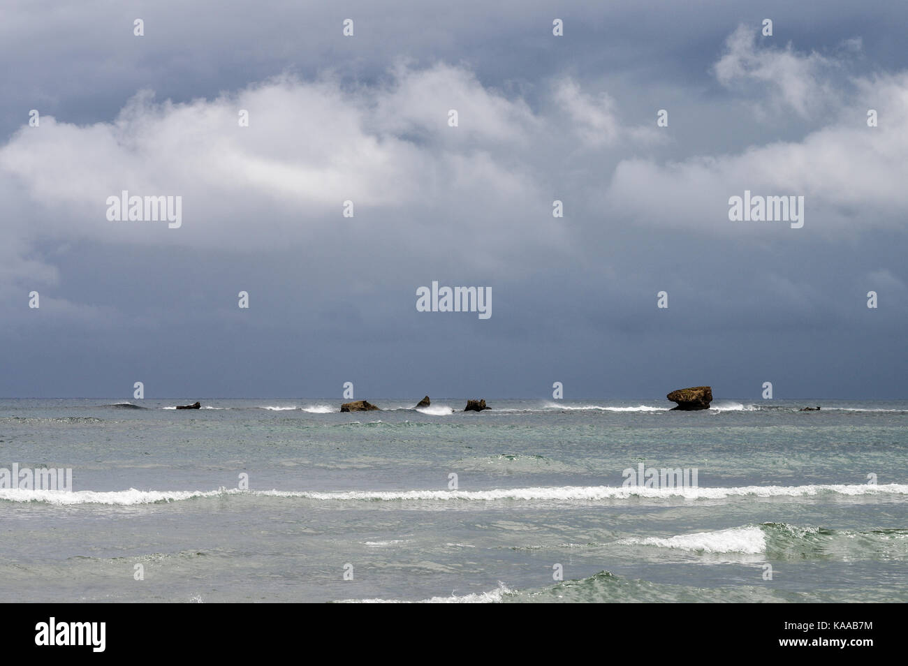 Les mers de Conset Rocky Bay sur la côte est de la Barbade Banque D'Images