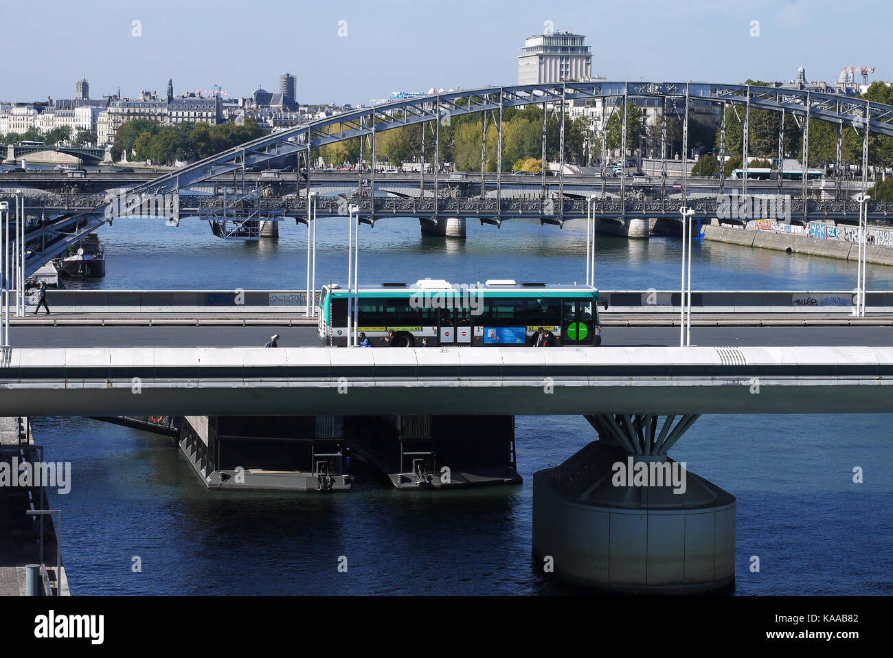 Vue sur le pont Charles de Gaulle et de la seine, vu depuis le toit de l'les docks, cité de la mode et du design, Paris, France Banque D'Images