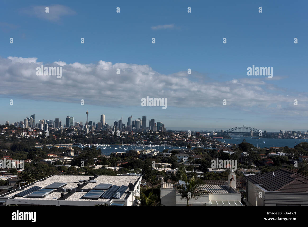 Toits de le quartier commerçant et financier de Sydney et le Harbour Bridge de Watsons Bay en Nouvelle Galles du Sud, Australie Banque D'Images