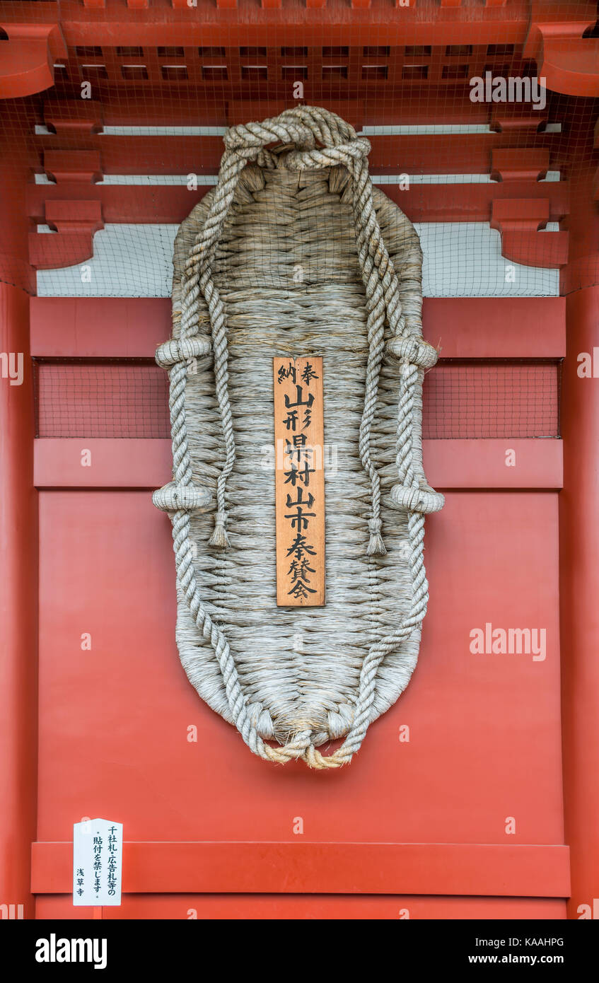 Sandales en paille géantes, appelées owaraji, à la porte de Kaminarimon au sanctuaire d'Asakusa Tokyo, Japon. Banque D'Images