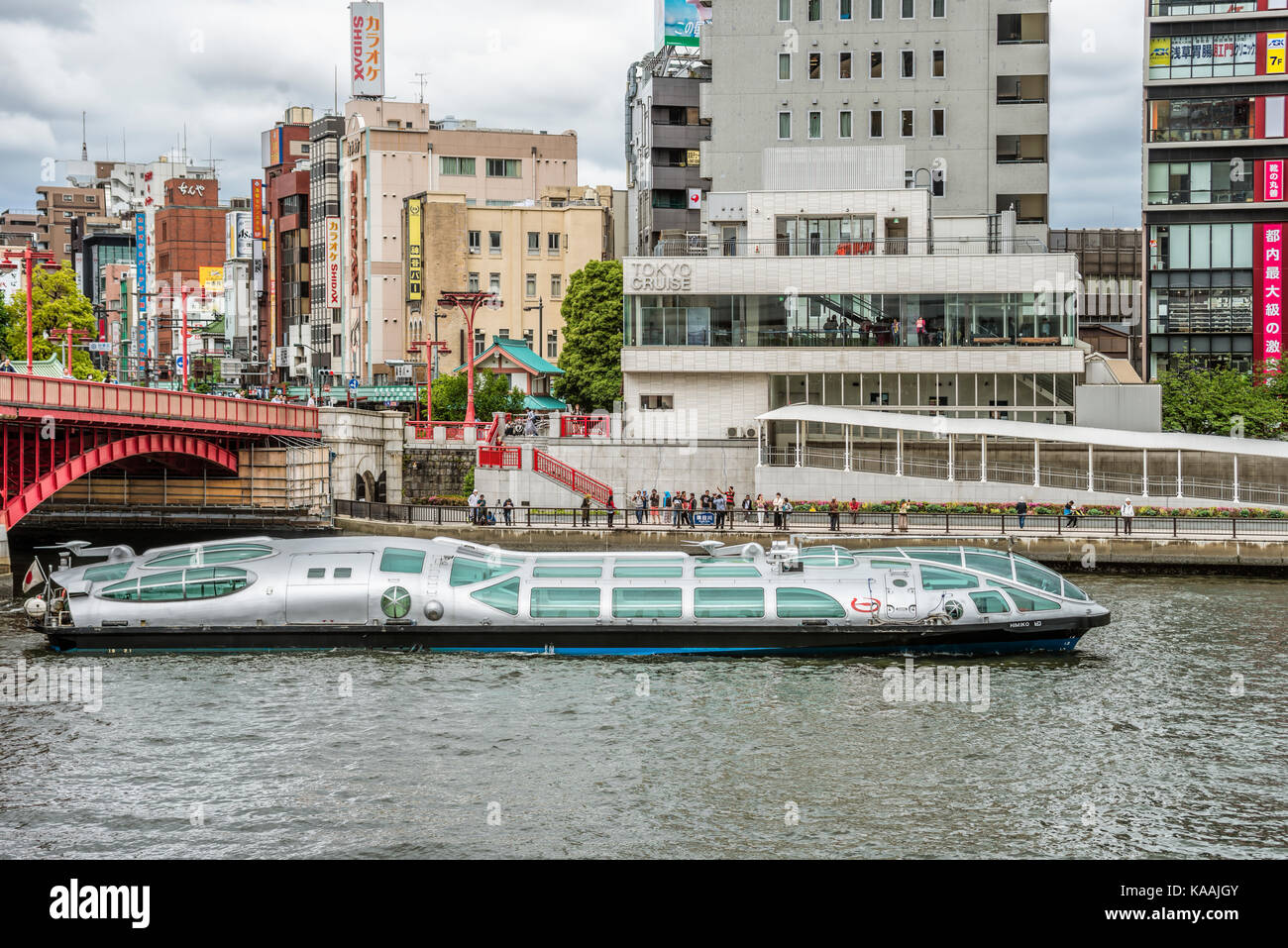 Bateau touristique « Himiko » de la ligne de croisière de Tokyo sur le fleuve Sumida à Asakusa, dans le centre-ville de Tokyo, au Japon Banque D'Images