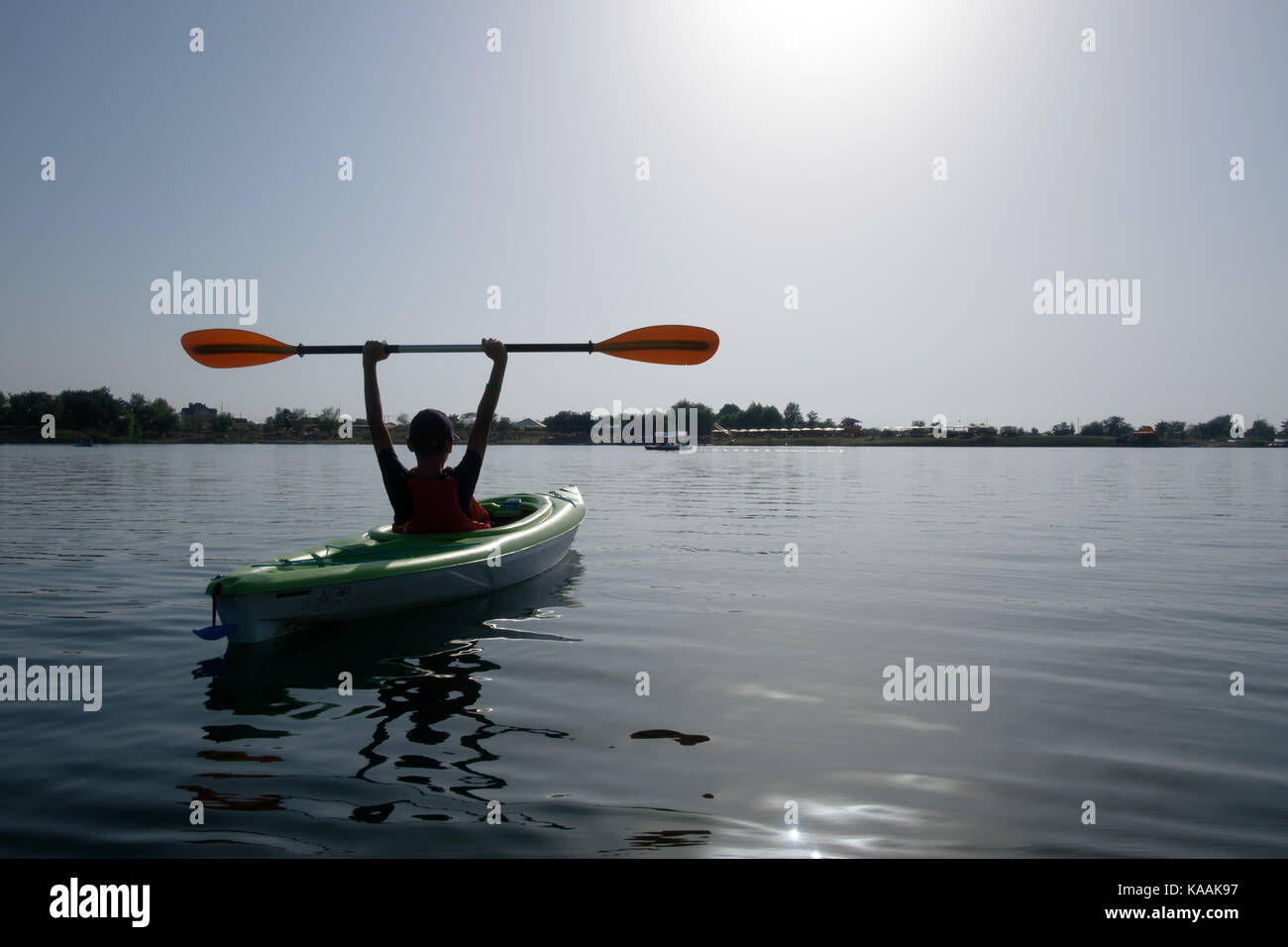 Garçon en veste de kayak sur le vert Banque D'Images