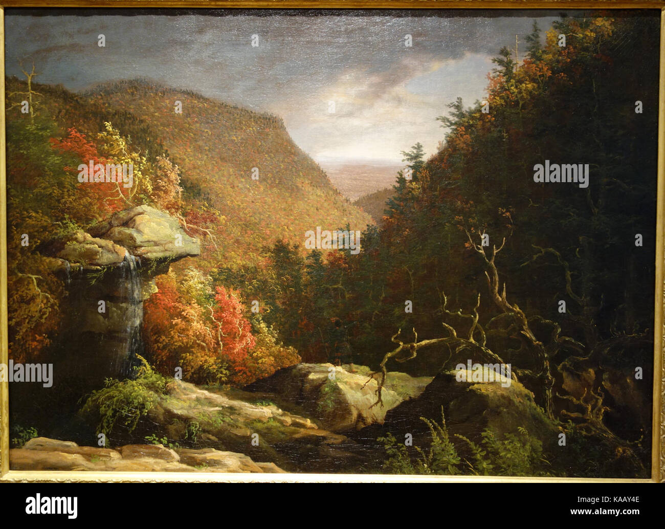 *Le clou de girofle, Catskills* est une peinture à l'huile de Thomas Cole, créée vers 1826. La peinture capture un paysage spectaculaire des montagnes Catskill, illustrant le rôle de Cole dans le mouvement paysager américain. Banque D'Images