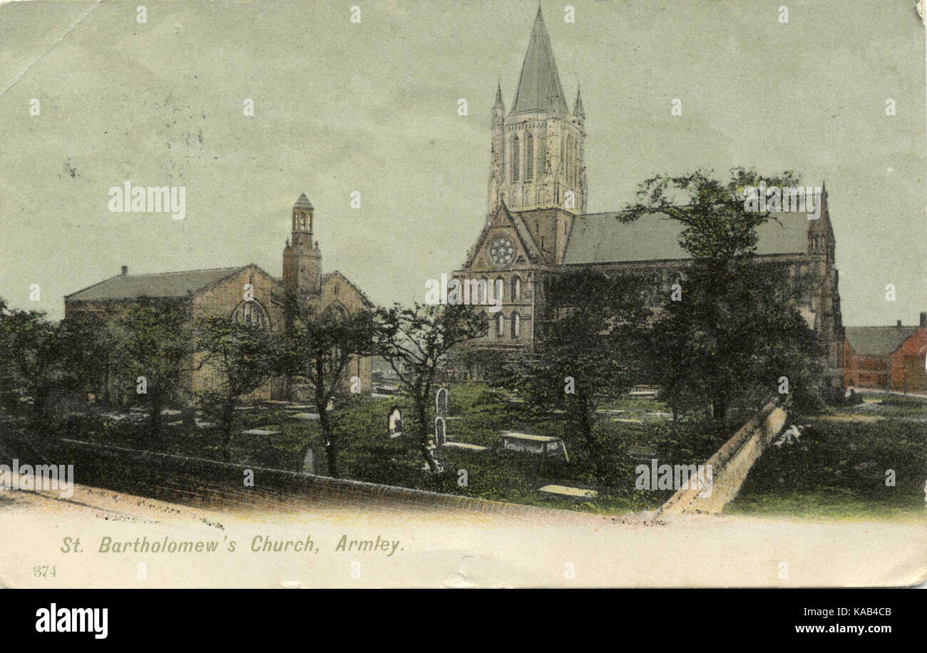 Cette photographie historique représente l'église Saint-Barthélemy à Armley, Leeds, Royaume-Uni, prise en 1905. L’image montre les détails architecturaux de l’église et son importance historique dans la communauté locale. Banque D'Images
