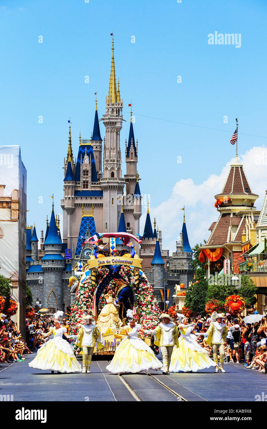 Walt Disney's Magic Kingdom Theme Park, montrant le château féerique, Orlando, Floride, USA et la parade féerique 'Carnival of Fantasy' Banque D'Images