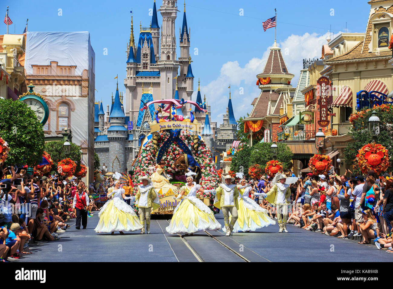 Walt Disney's Magic Kingdom Theme Park, montrant le château féerique, Orlando, Floride, USA et la parade féerique 'Carnival of Fantasy' Banque D'Images
