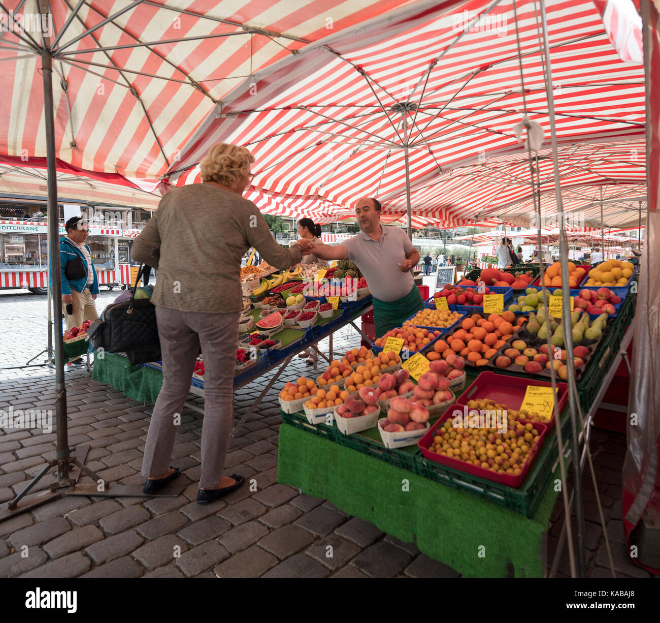 Étal de fruits dans l'Avenue de Stalingrad à côté de l'église Frauenkirche, Nuremberg, Bavière, Allemagne Banque D'Images