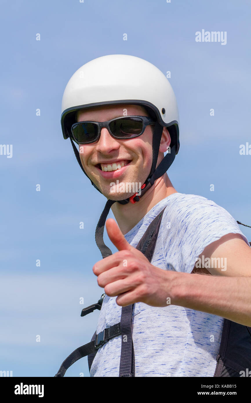 En tant que jeune homme portant des lunettes et un casque de parapente Banque D'Images