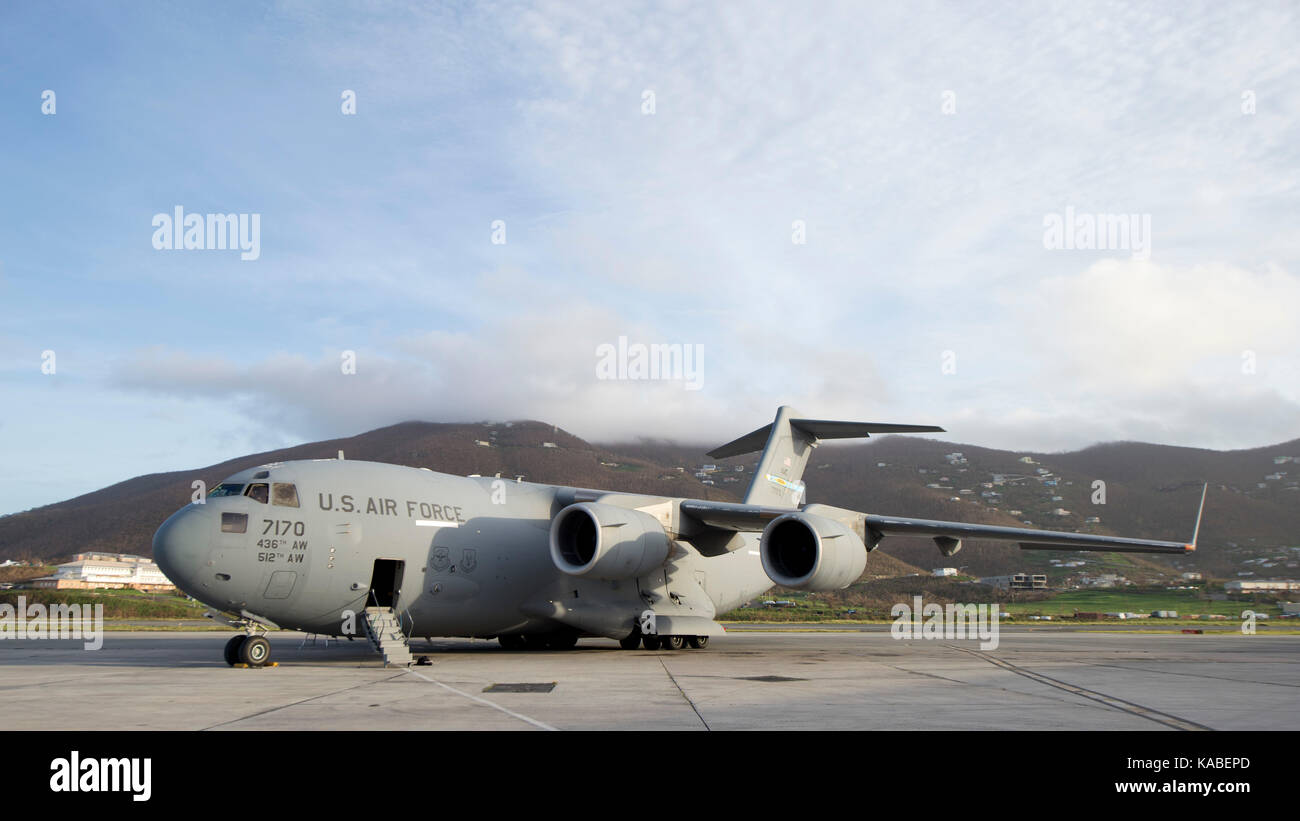 Un C-17 Globemaster III, exploité par l'Escadron de transport aérien 3d, se trouve sur une rampe, 24 septembre 2017, à l'Cyril E. King sur l'aéroport international de St. Banque D'Images