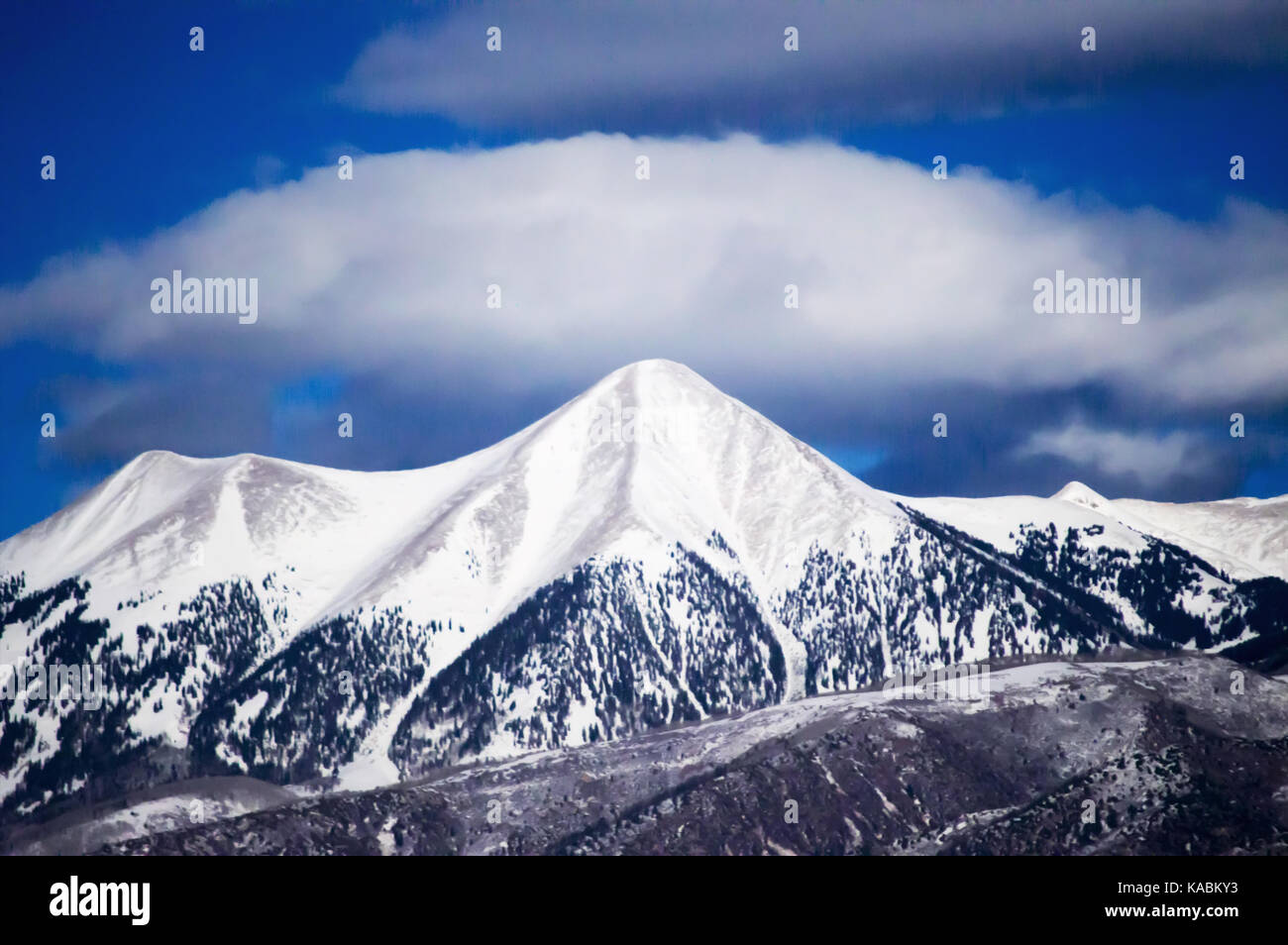 L'Utah un pic de montagne couverte de neige avec un seul nuage dans le ciel. Banque D'Images