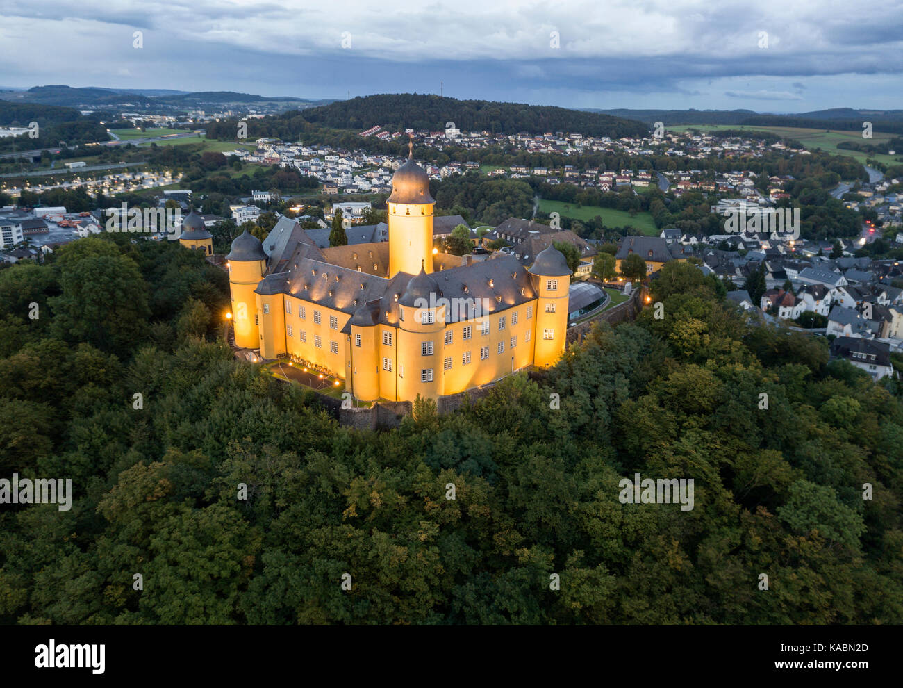 Vue sur le château historique de montabaur est éclairée la nuit. Rhénanie-Palatinat, Allemagne Banque D'Images