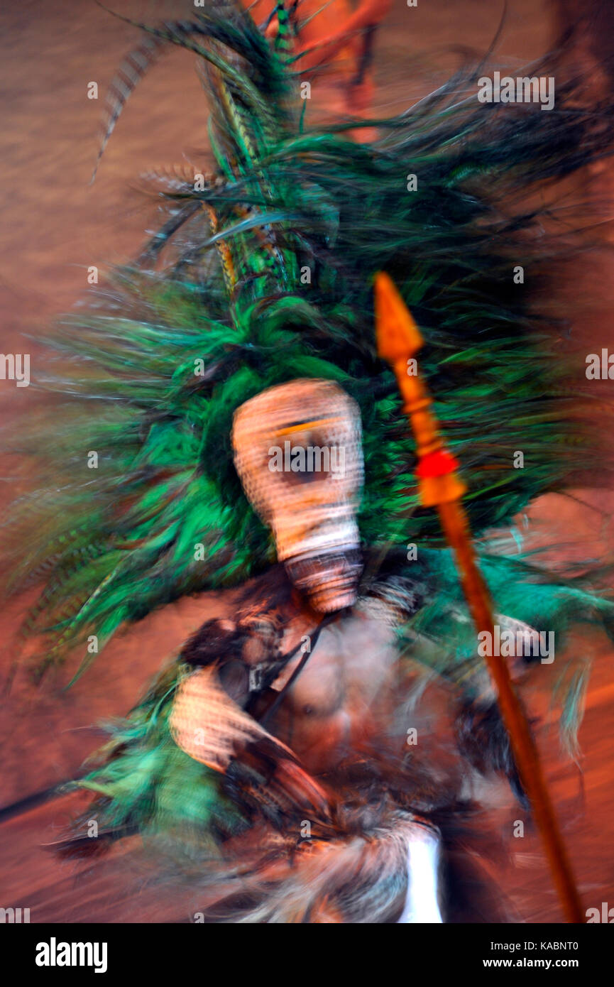 Danseuse mexicaine se faisant passer pour mort dans une danse traditionnelle à un spectacle dans le parc de Xcaret Banque D'Images