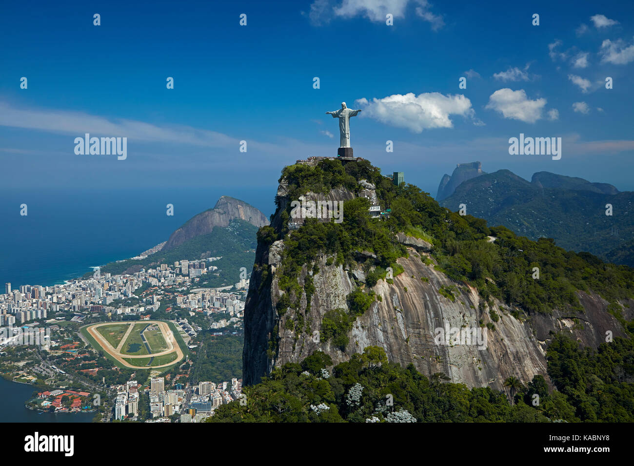 Christ Rédempteur au sommet de Corcovado, et Jockey Club Brasileiro, Rio de Janeiro, Brésil, Amérique du Sud - aérien Banque D'Images