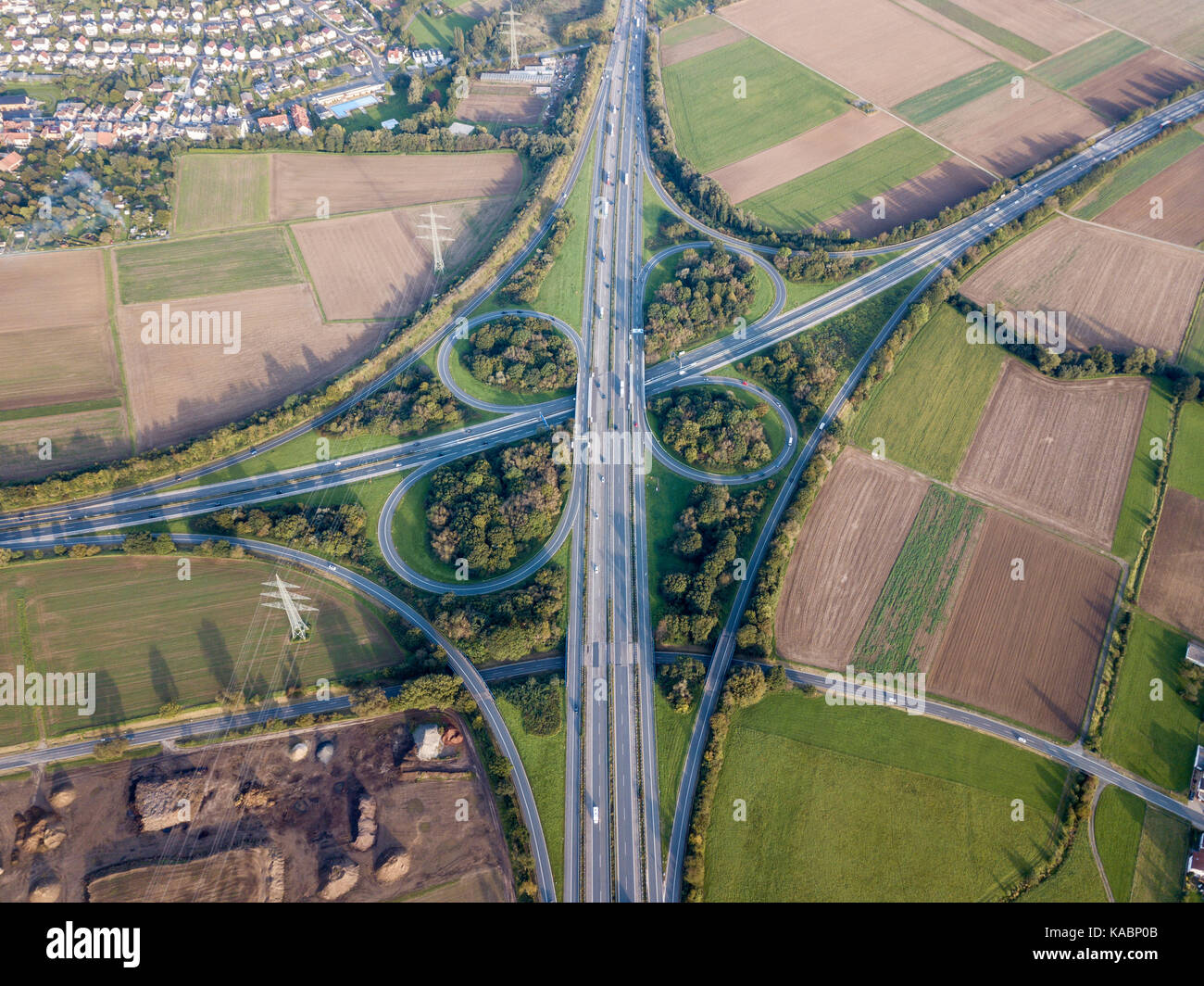 Vue aérienne d'une intersection de l'autoroute avec un échange de feuilles de trèfle Banque D'Images