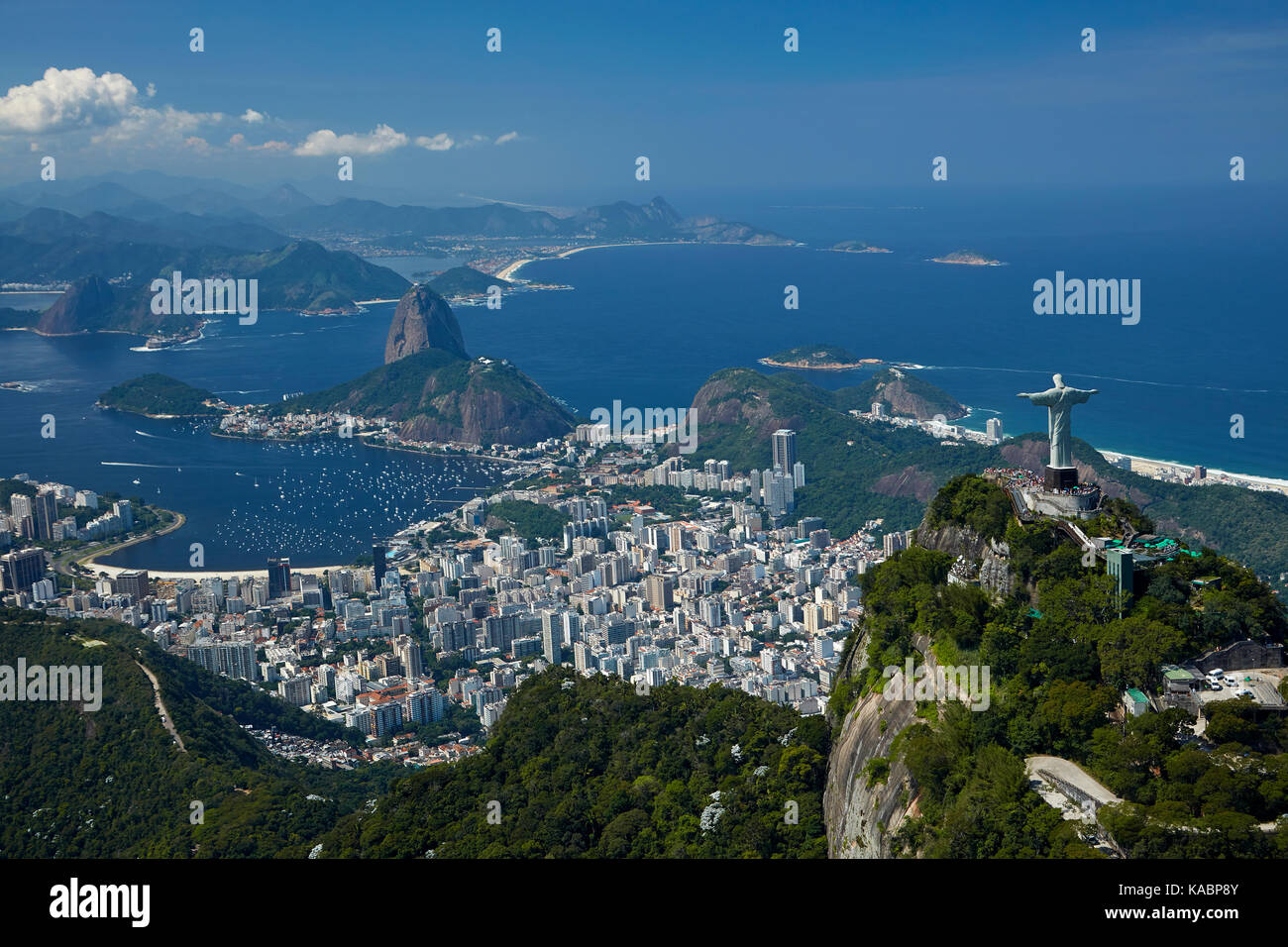 Statue du Christ Rédempteur au sommet du Corcovado, et montagne Sugarloaf, Rio de Janeiro, Brésil, Amérique du Sud - aérienne Banque D'Images