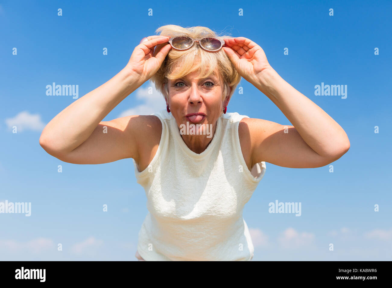 Funny senior senior sa langue, tout en se posant à l'extérieur Banque D'Images