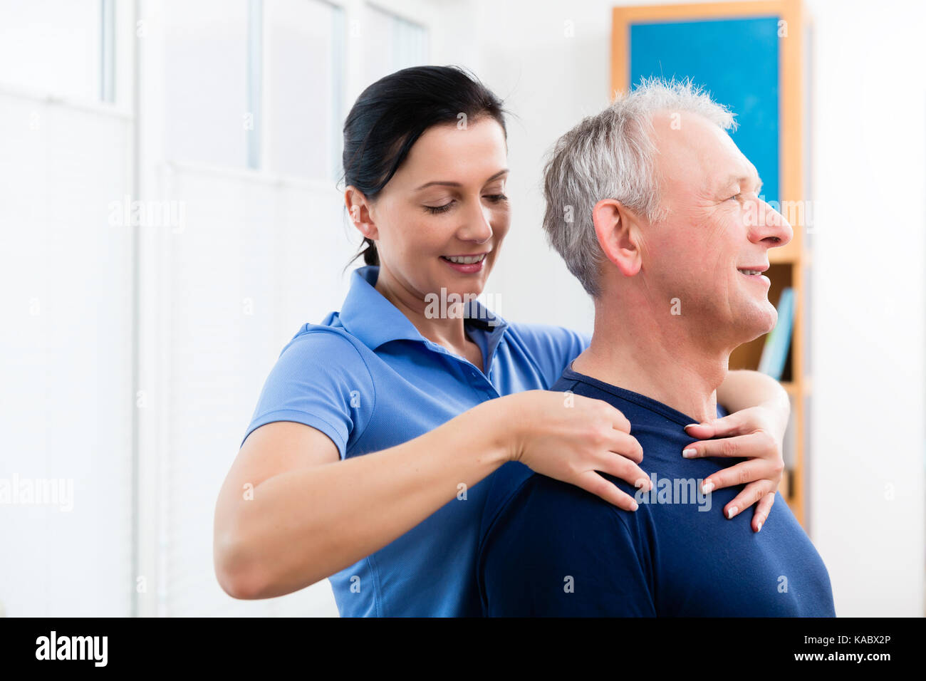 L'épaule de massage physio patient donnant Banque D'Images