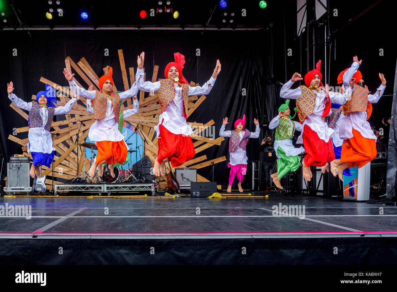 L'Académie Royale Des Danseurs De Bhangra Effectue La Danse Folklorique Du Pendjabi, Vancouver (Colombie-Britannique), Canada. Banque D'Images