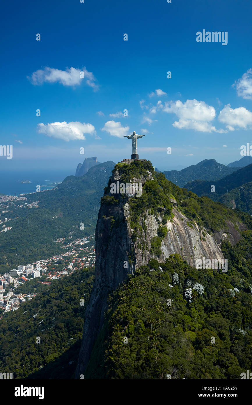 Statue du Christ Rédempteur au sommet du Corcovado, Rio de Janeiro, Brésil, Amérique du sud - vue aérienne Banque D'Images